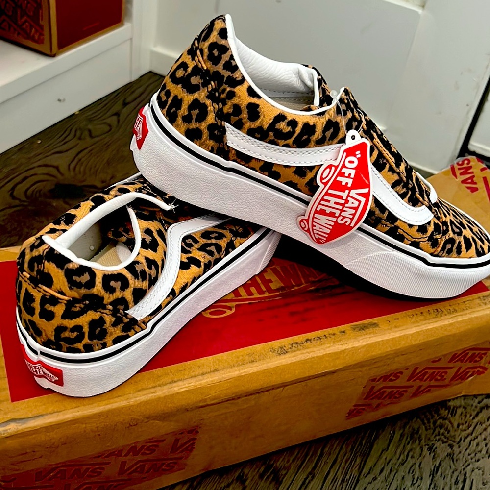 Brand new never been worn leopard print women’s sneakers size 8